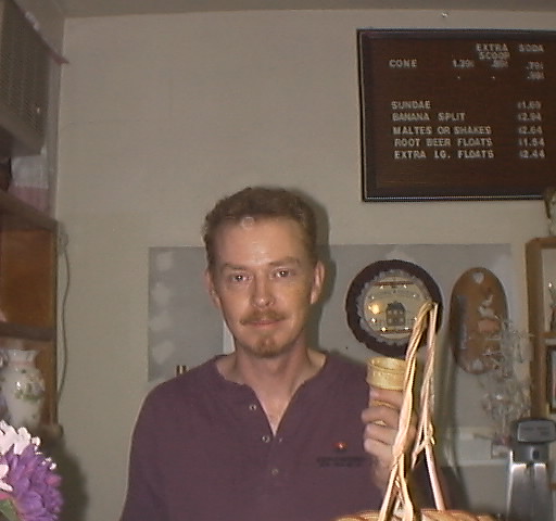 IceCream02.JPG (47025 bytes)