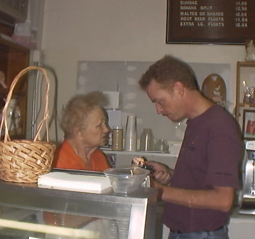 IceCream02.JPG (47025 bytes)
