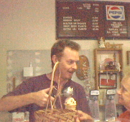 IceCream05.JPG (74469 bytes)
